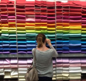 osoba na tle kolorowyc kartek